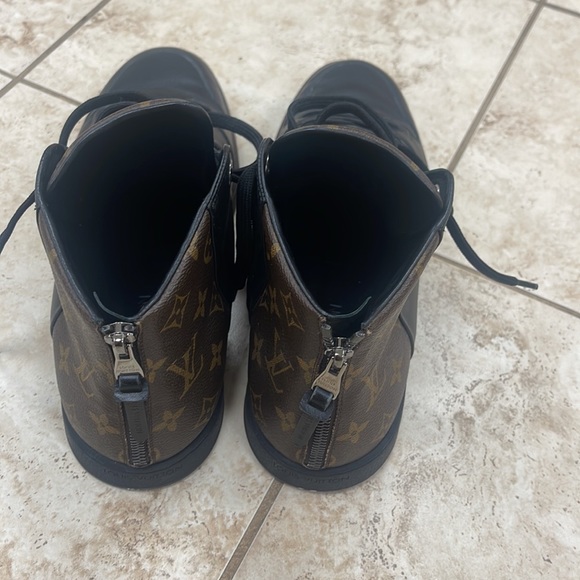 Mens Louis Vuitton size 9 high top sneakers - Picture 2 of 5